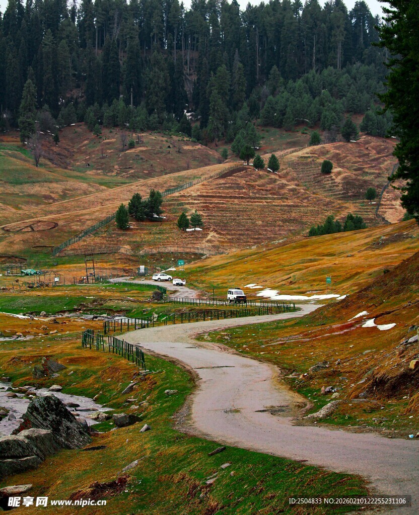 山间蜿蜒小路的多彩景致