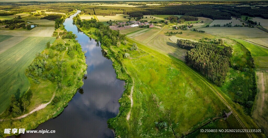 航拍河流穿绿野风光
