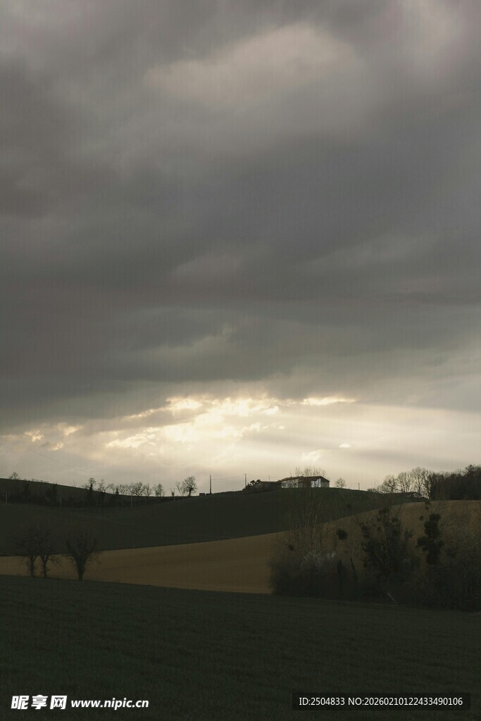 乌云笼罩下的田野风光