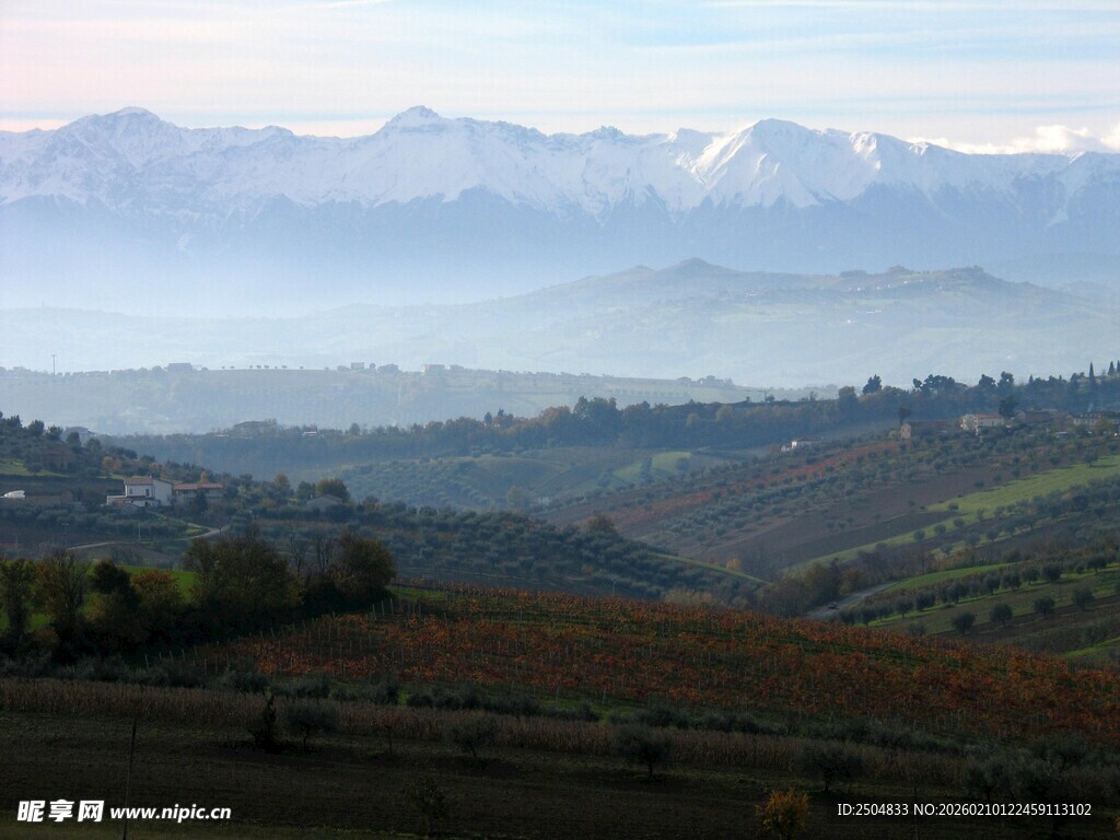 山间美景 雾霭中的丘陵风光