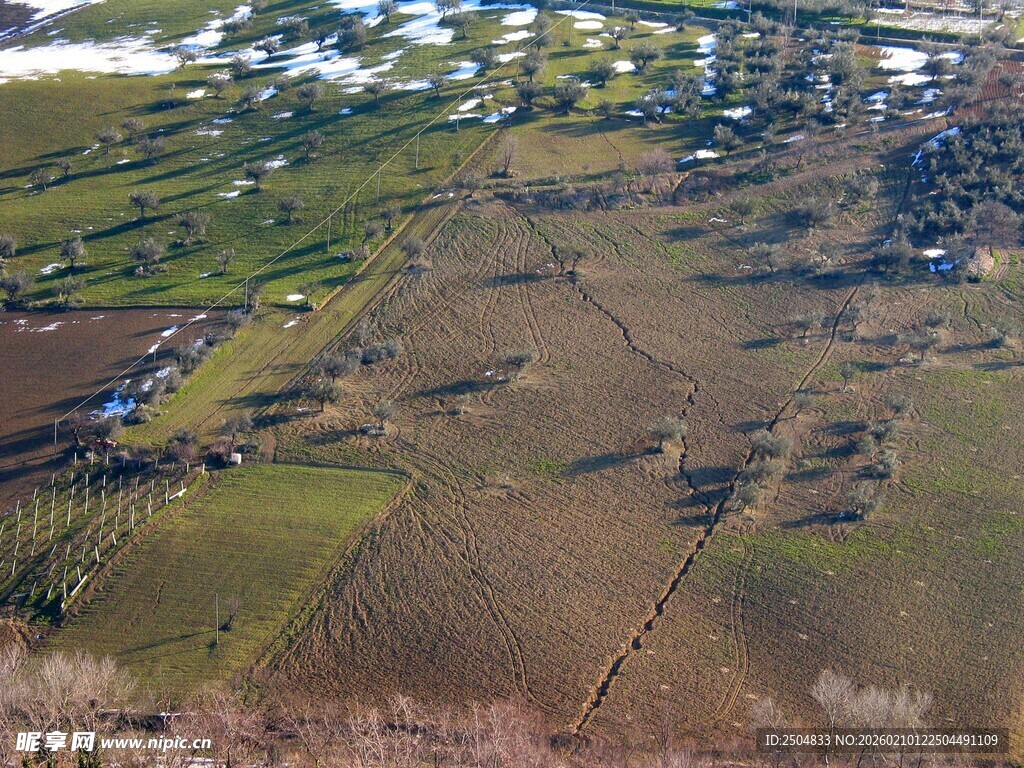俯瞰广袤田野风光