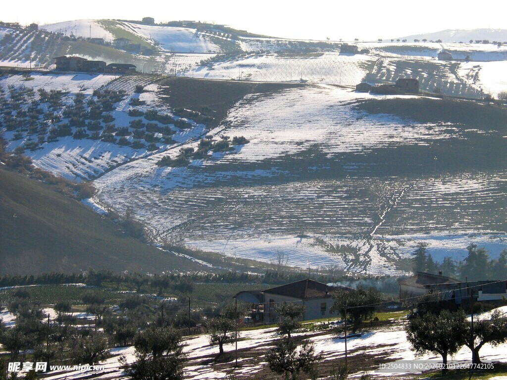 雪覆山丘的冬日美景