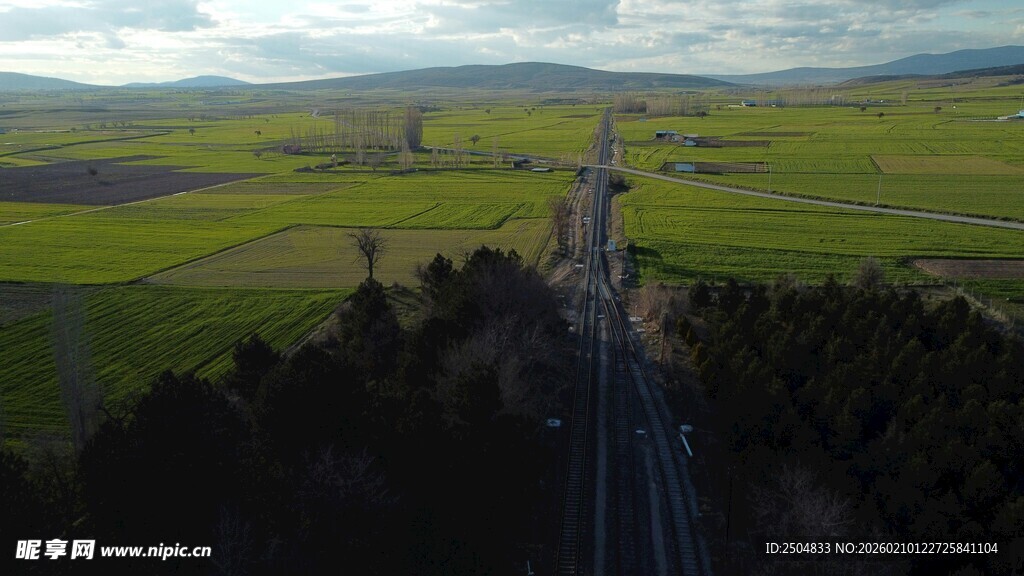 田野间的公路美景