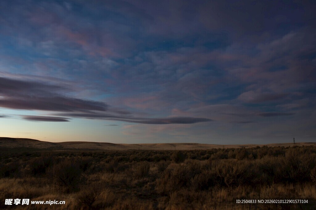 黄昏下的广袤原野景色
