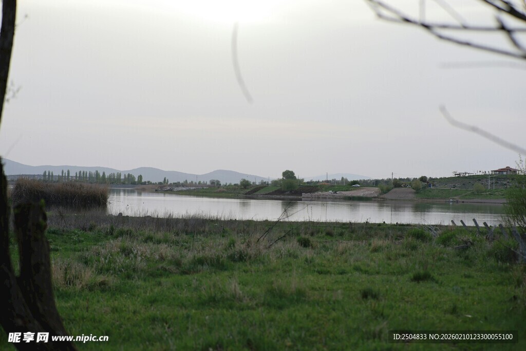 田野边的宁静水域