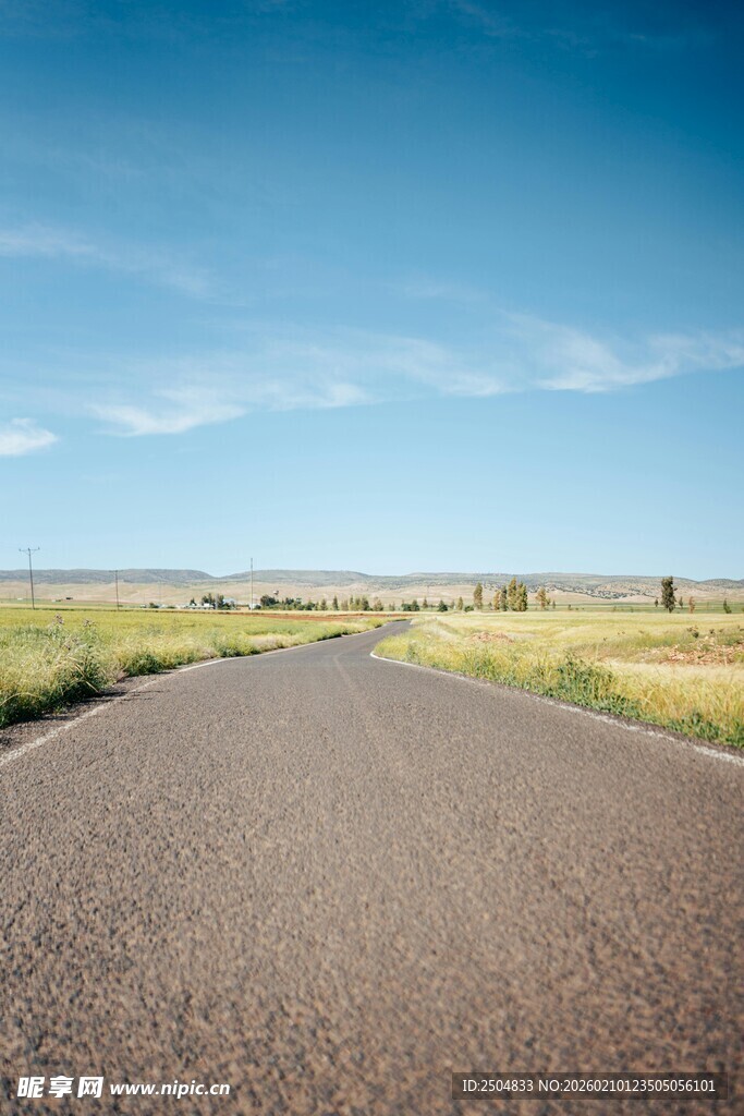 空旷公路伸向远方