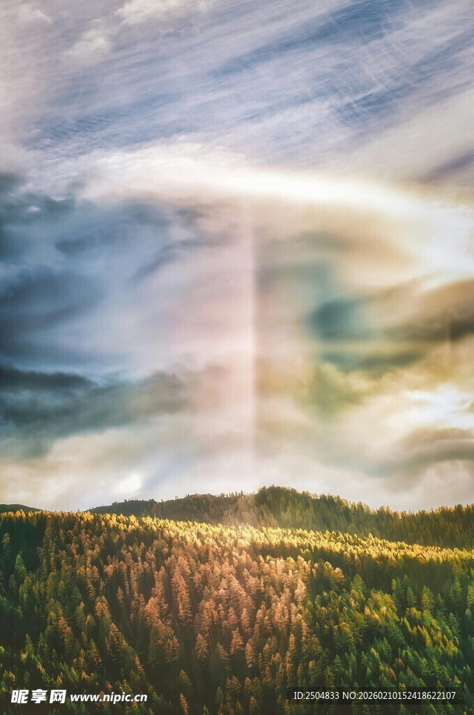 草原上空梦幻彩虹美景