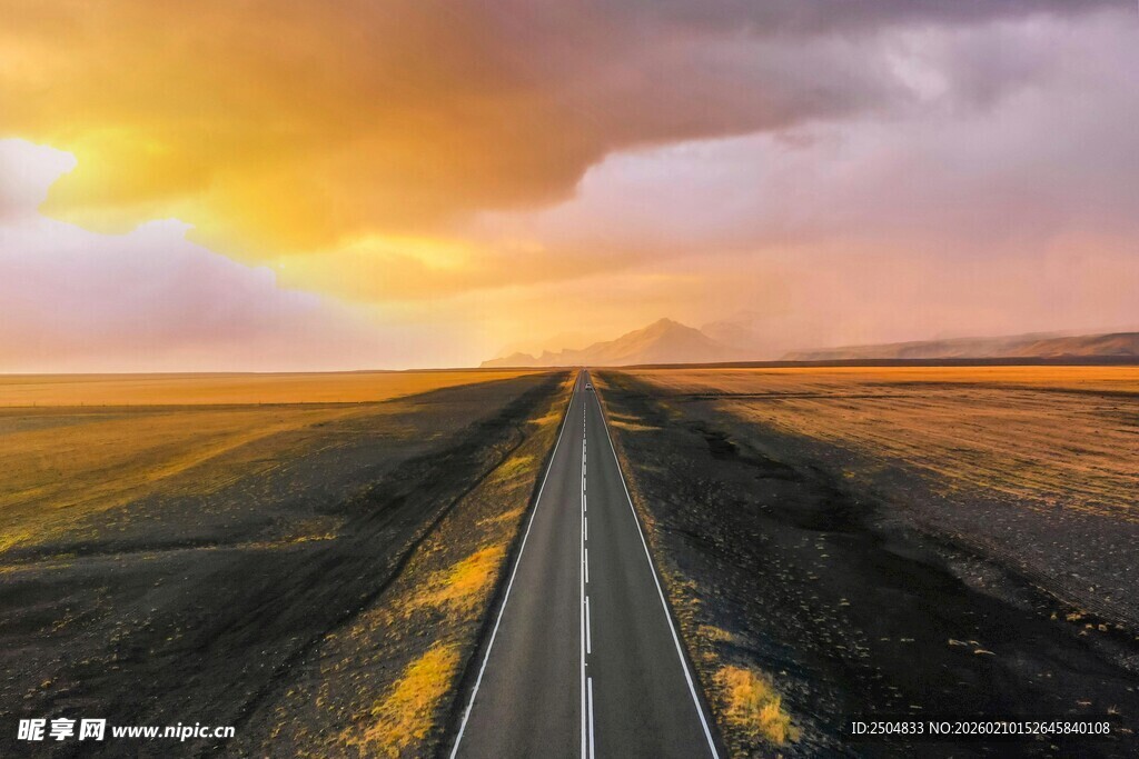 夕阳下的旷野公路