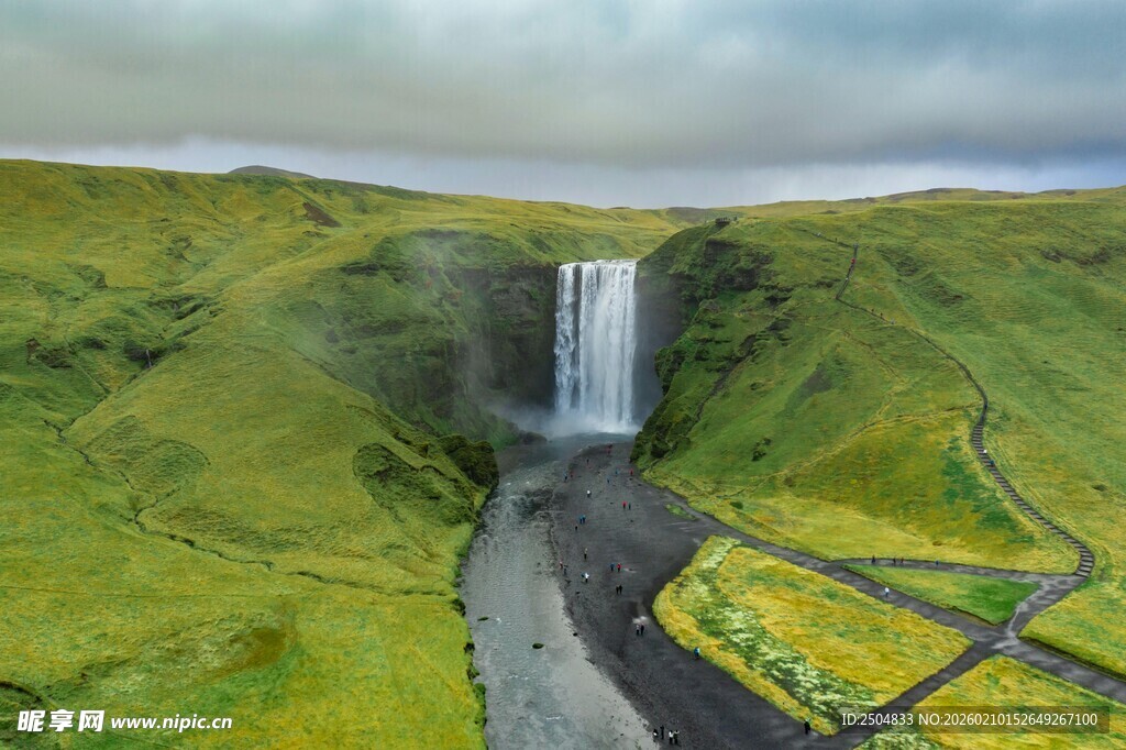 冰岛壮丽瀑布与翠绿山谷