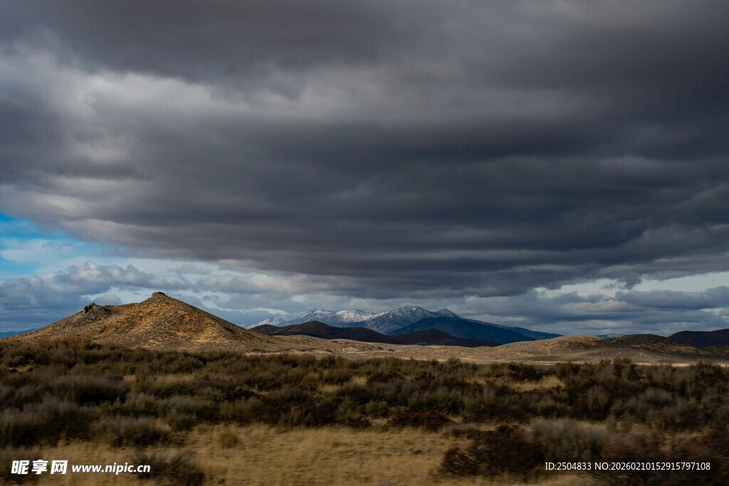乌云笼罩下的旷野山丘