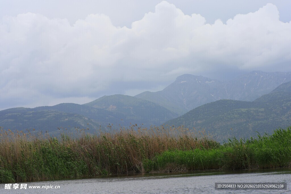 湖畔远山云雾缭绕美景
