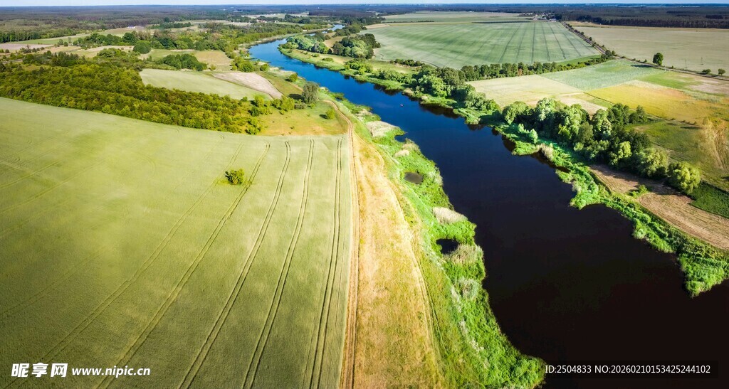 田野间蜿蜒流淌的蓝色河流