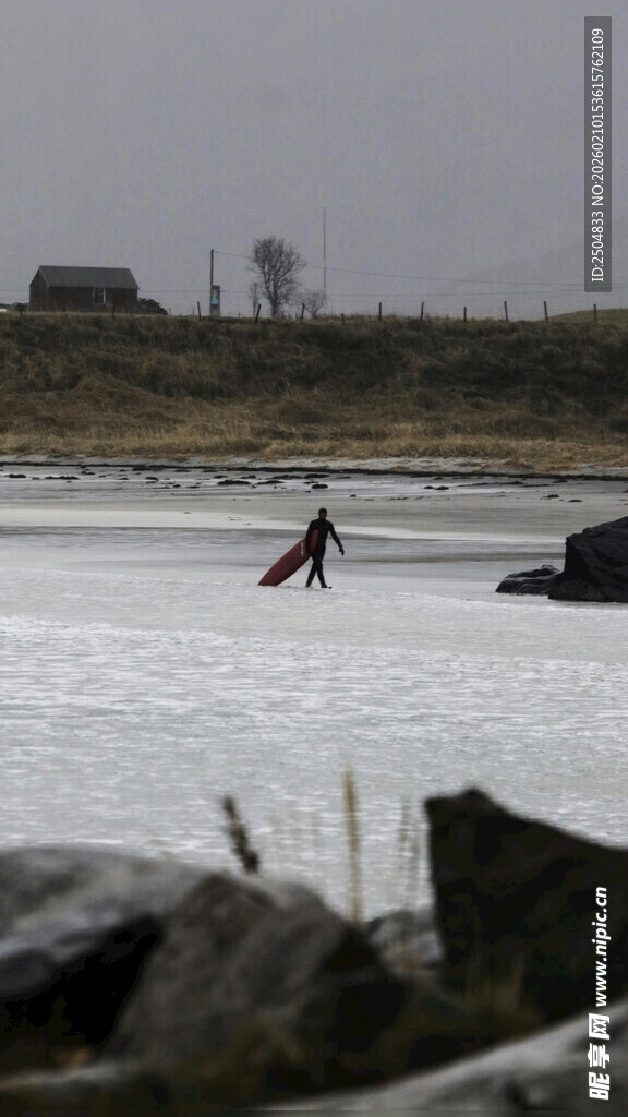 海边人在浅滩上行走