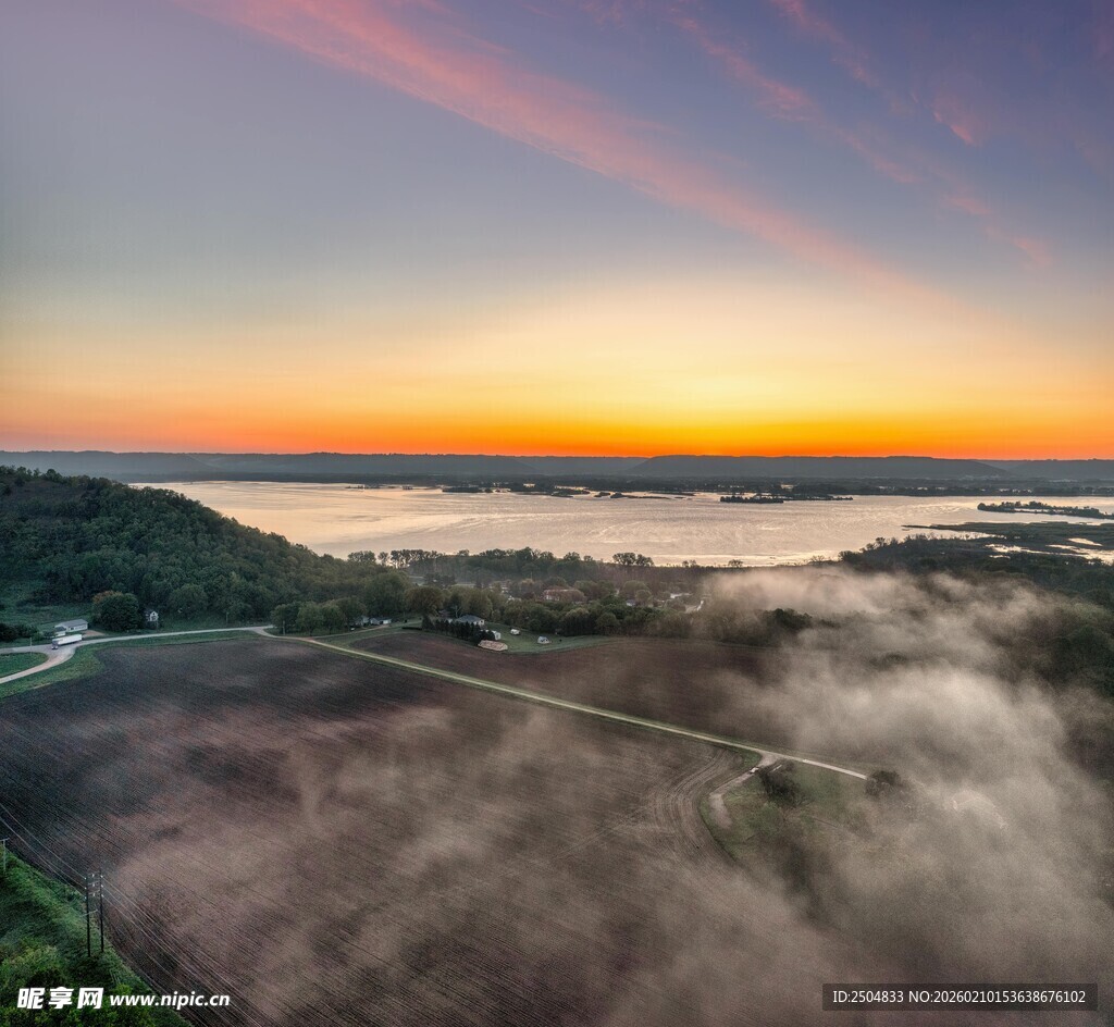 日出云海间的壮美景观