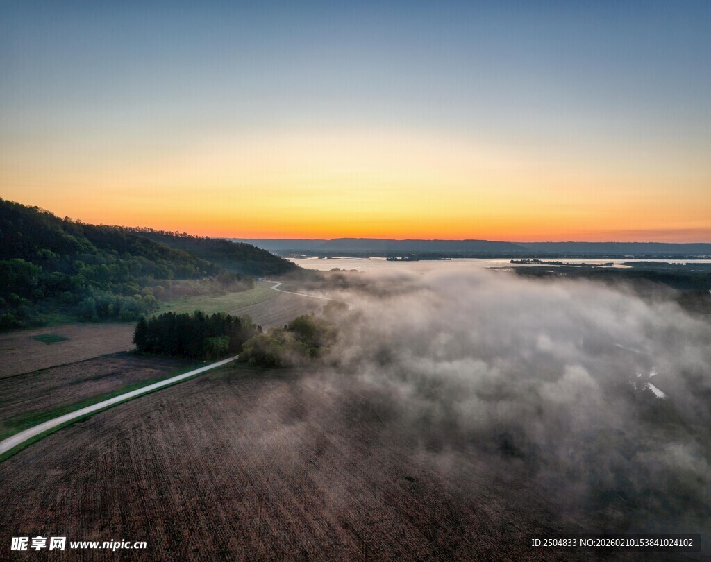 日出时分田野间的缥缈晨雾