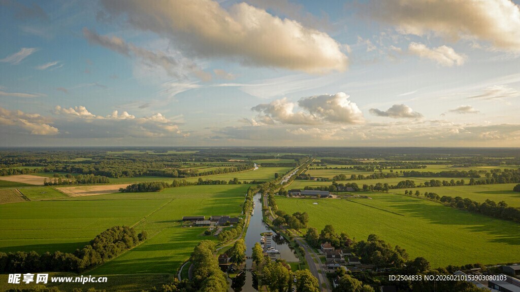 田园风光中的蜿蜒道路