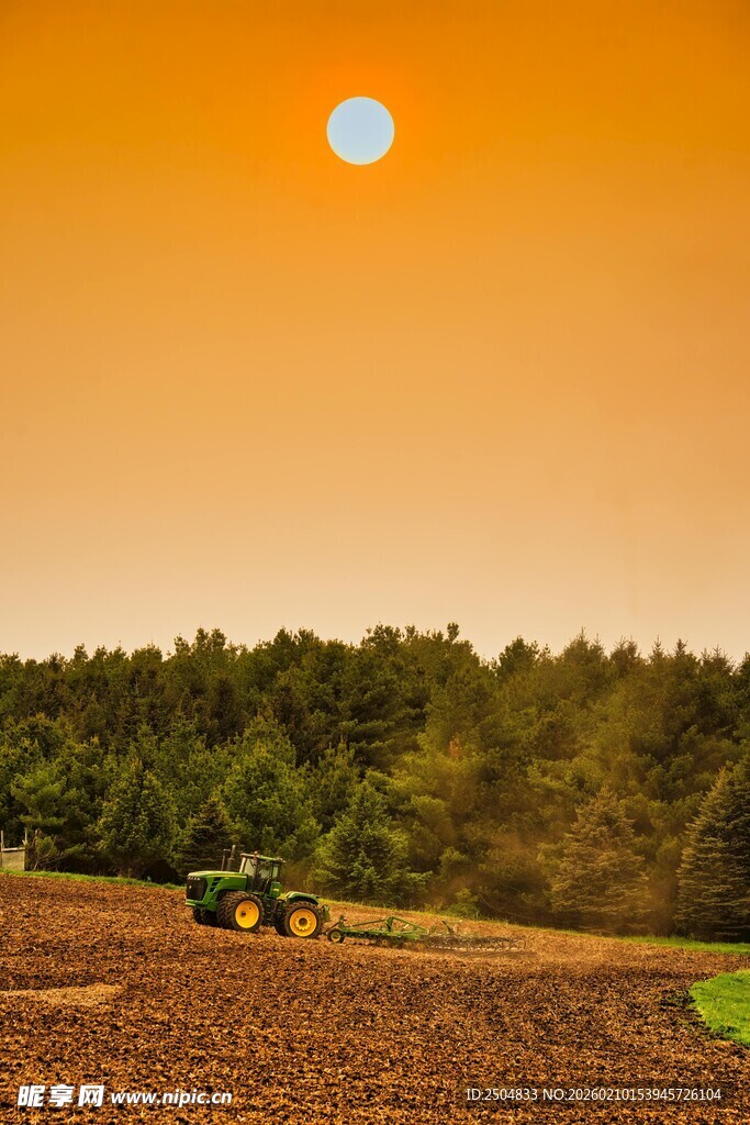 夕阳下的农田耕作场景