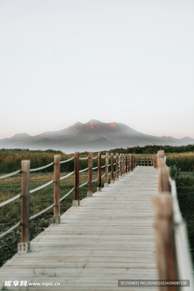 木质栈道延伸向远方