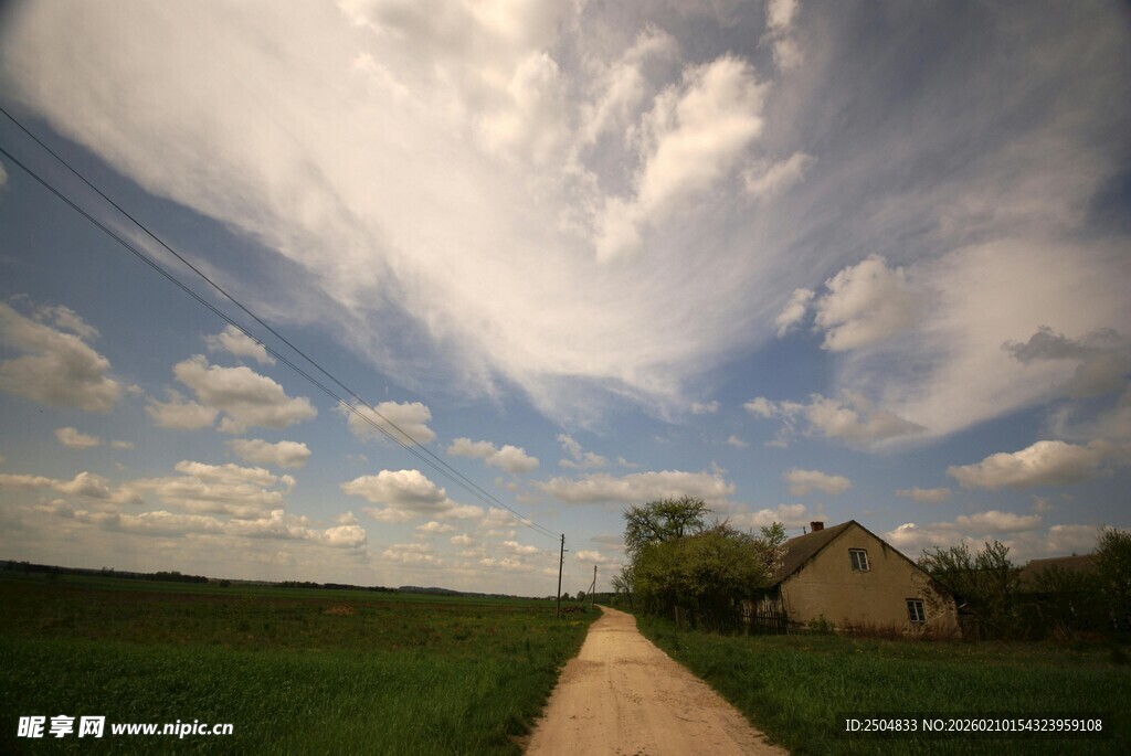 乡间小路通向远方小屋