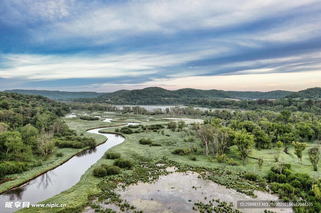 山间蜿蜒河流的秀丽风光