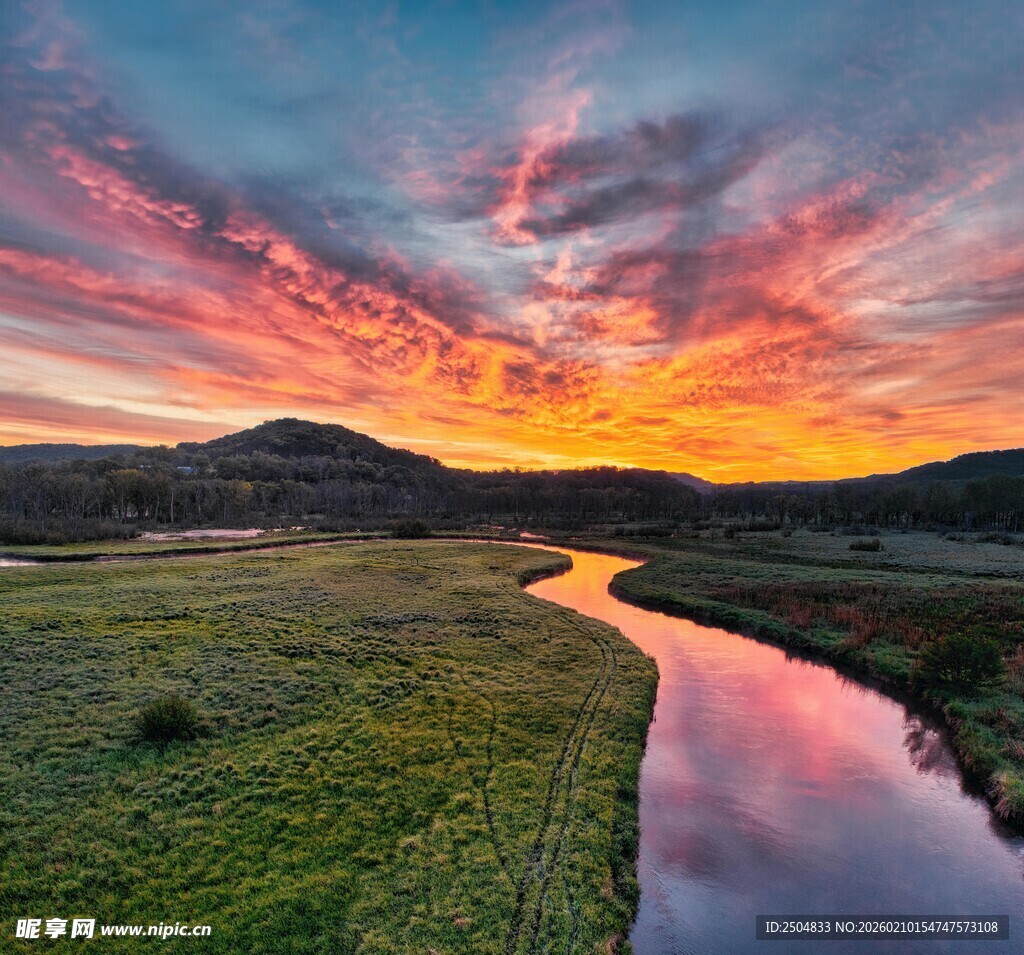 壮丽河畔晚霞美景