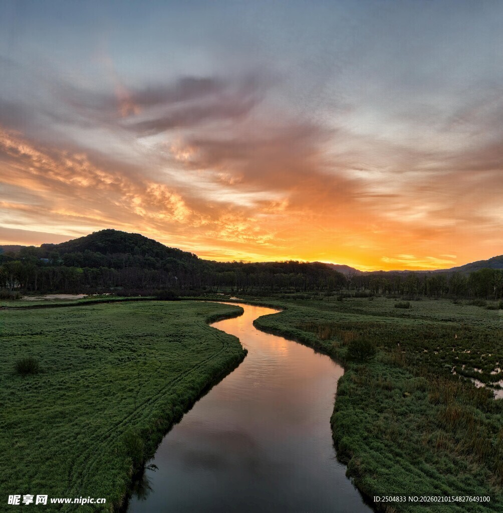 夕阳下的河畔田园美景
