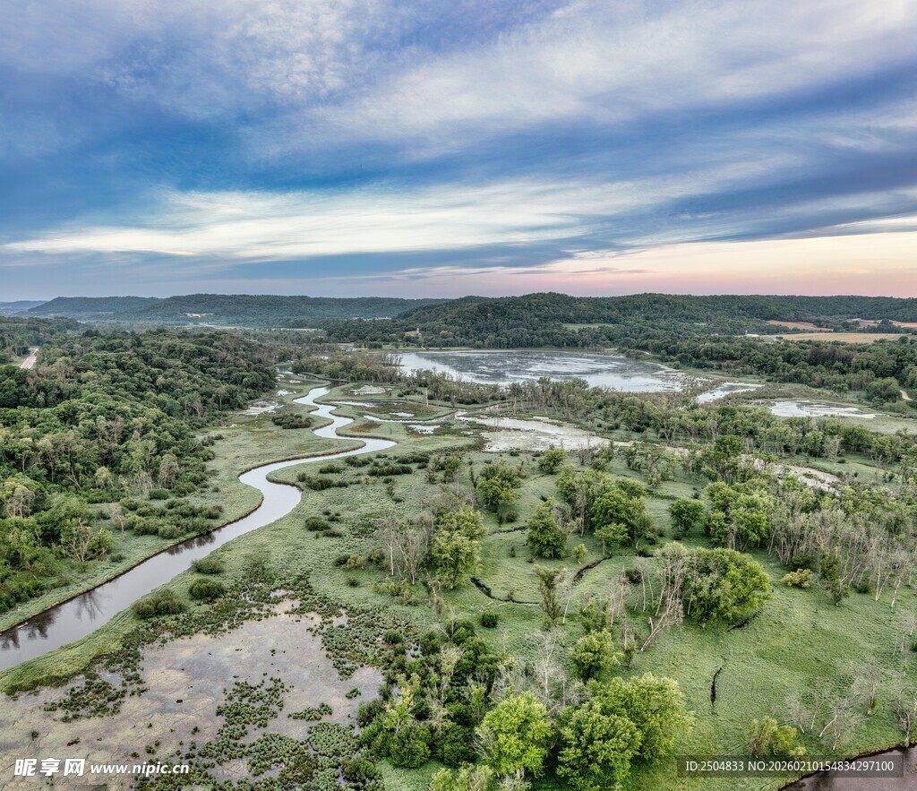 山间绿野风光俯瞰图