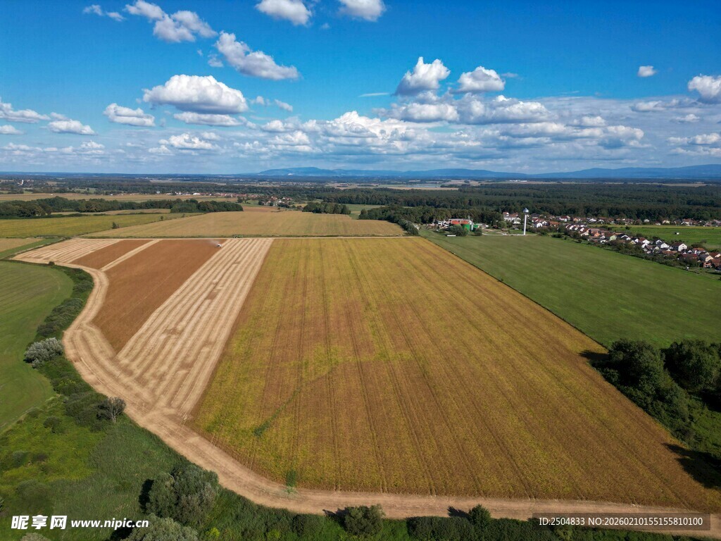 田园风光航拍图