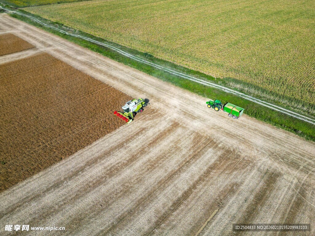 农田中作业的绿色农机具