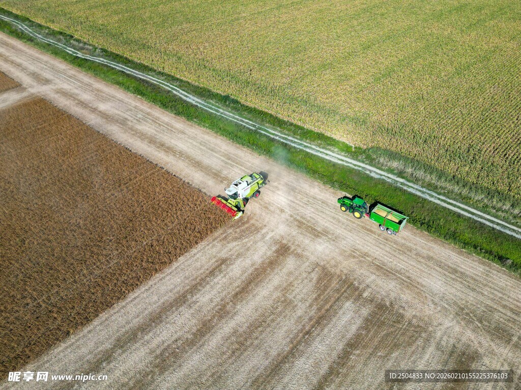 农田中农机作业场景