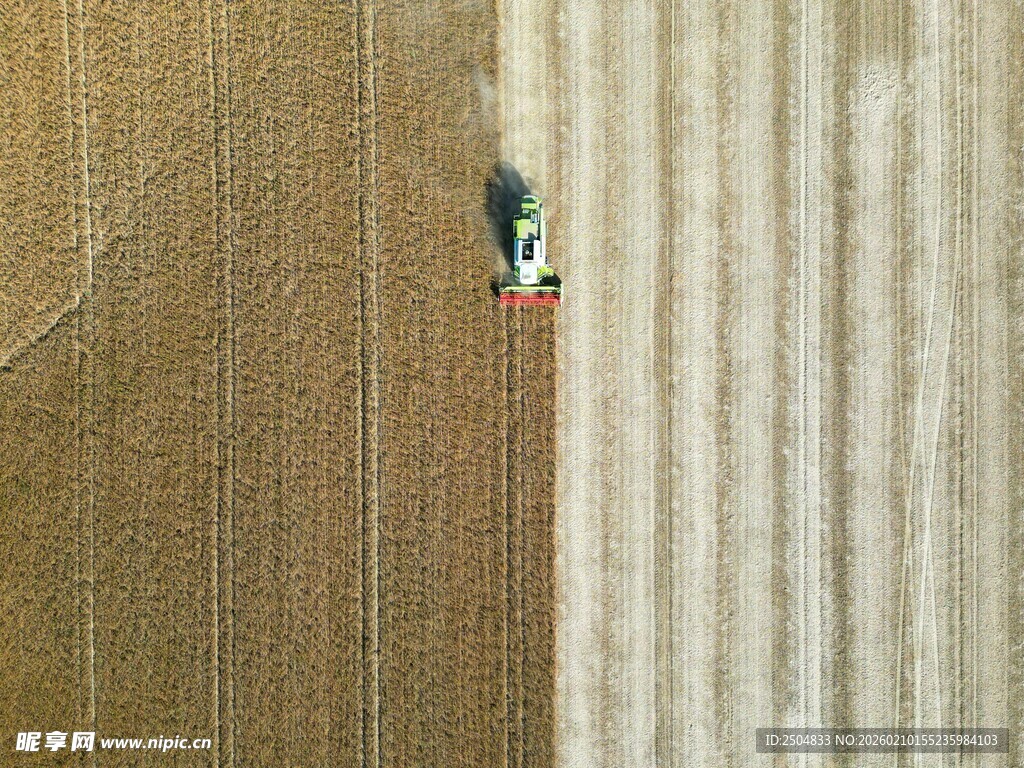 田野中的农机作业场景