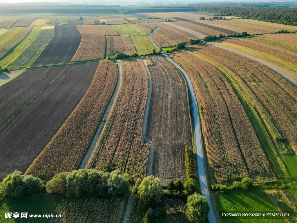 航拍广袤田野风光