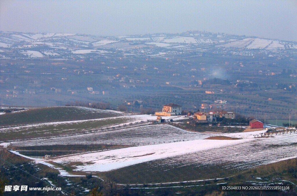 雪覆田野中的建筑景观