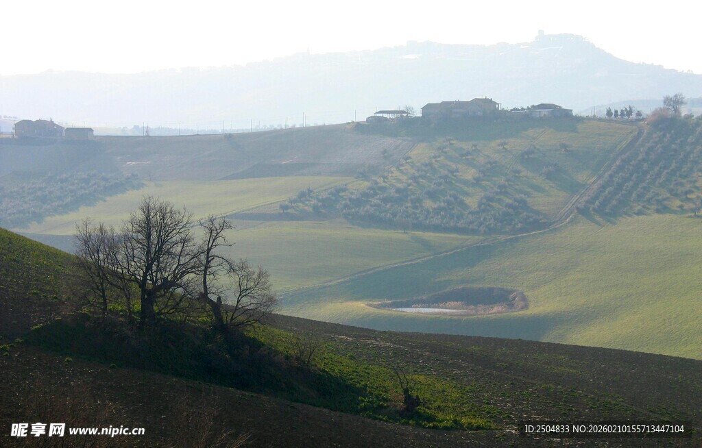 山间旷野风景图