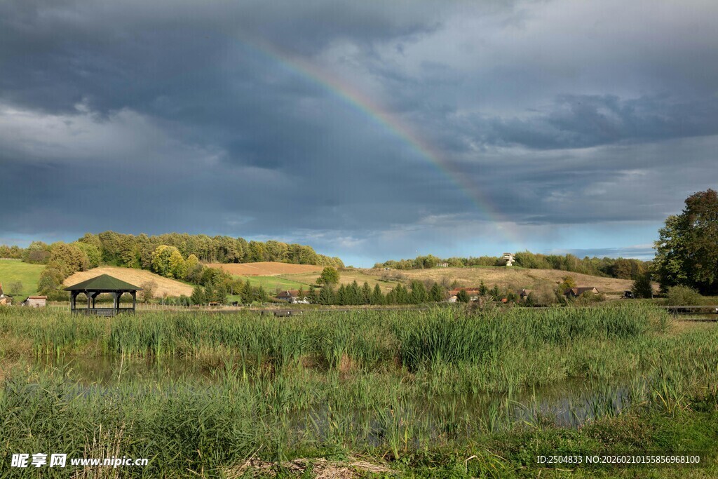 草原上的乌云与小屋