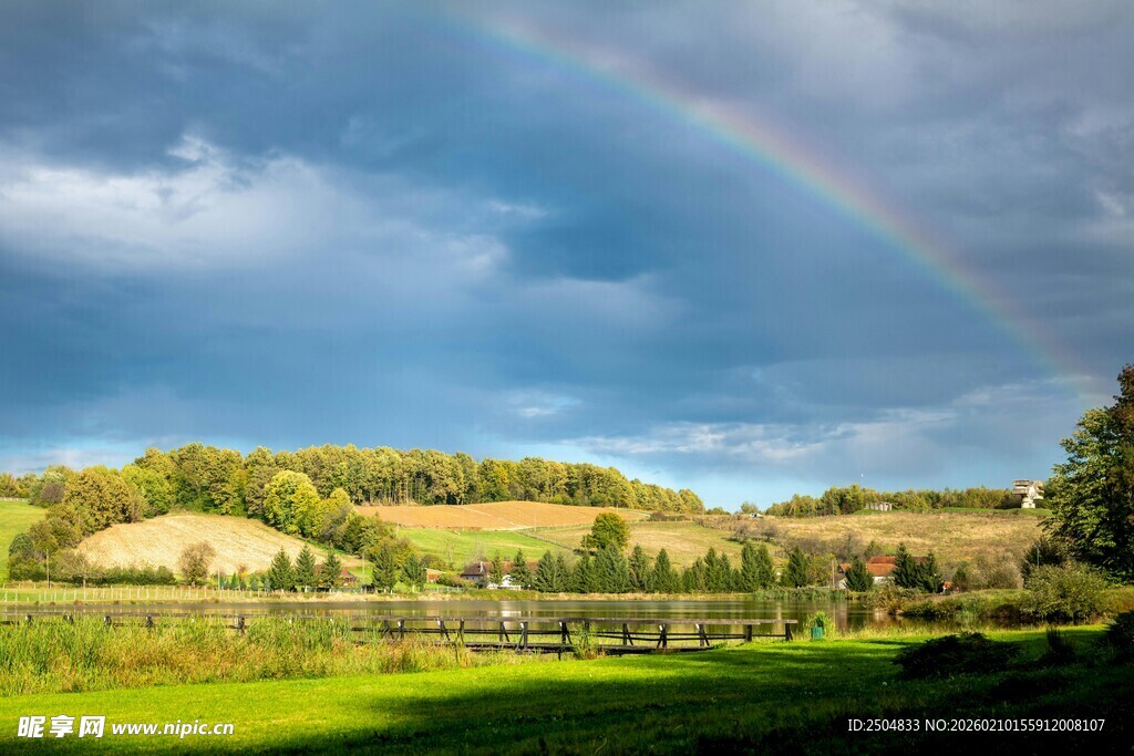 田野上空的绚丽彩虹