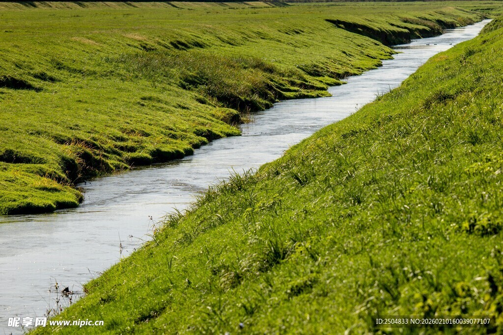 山间绿野中的蜿蜒溪流