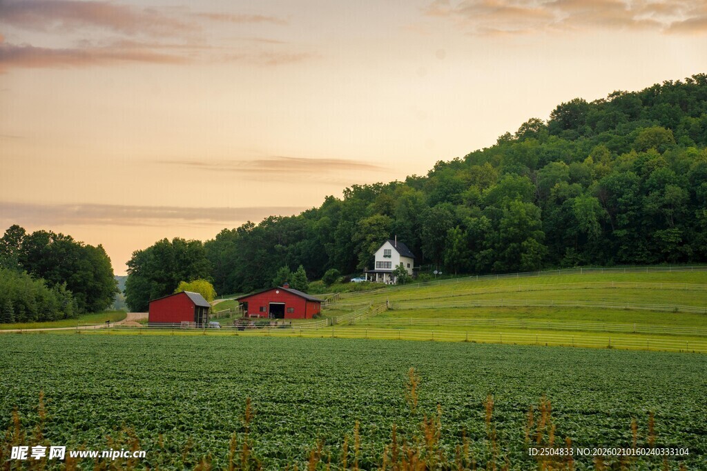 田园风光中的红顶农舍