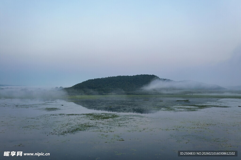海上孤舟现于朦胧天色