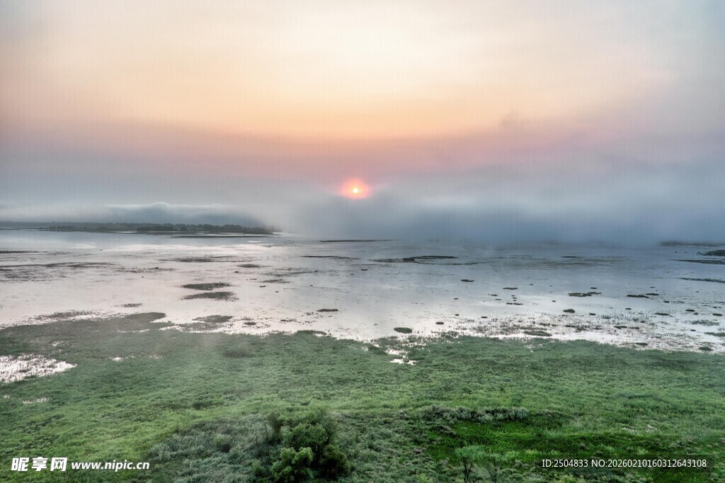 日出时分的湿地美景