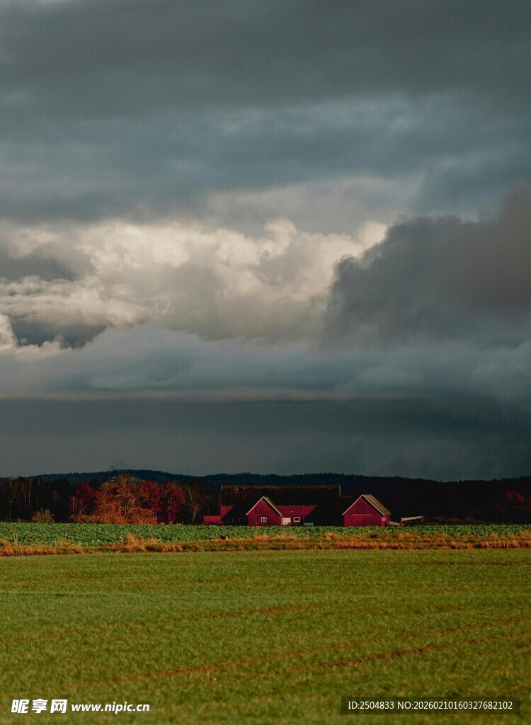 乌云下的田园风光