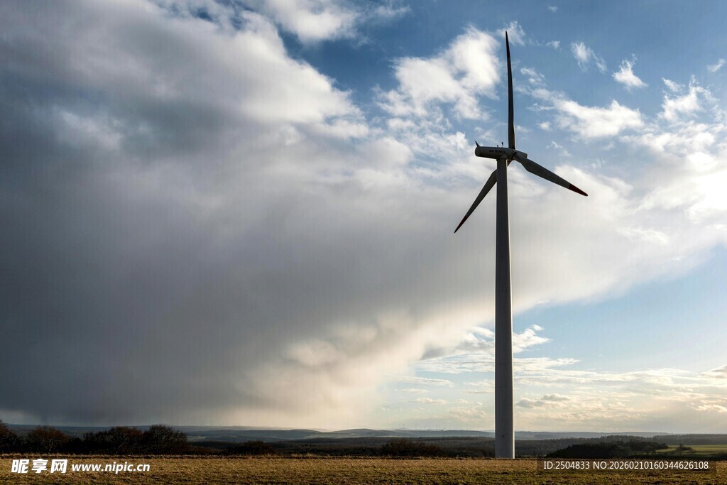 旷野中的风力发电机