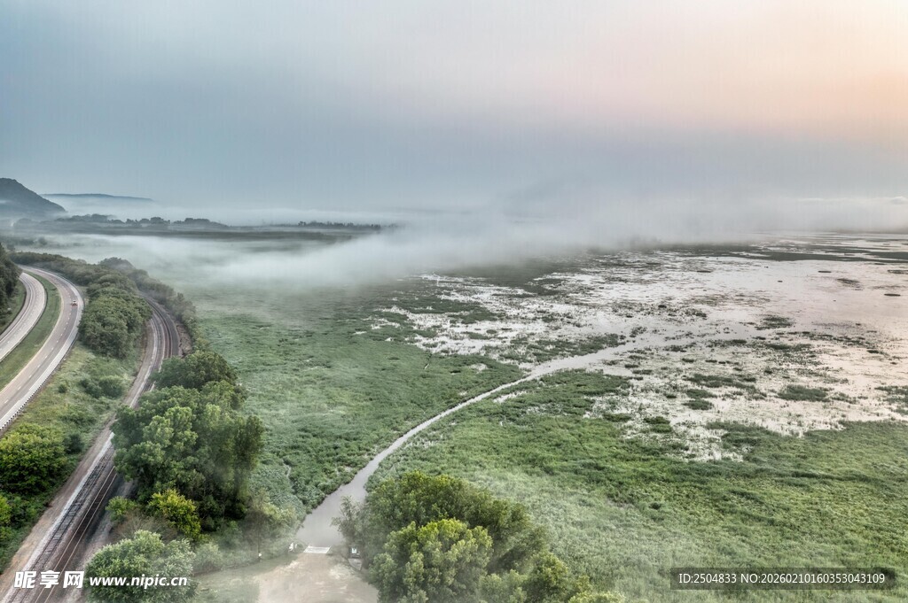 山间公路晨景 云雾缭绕