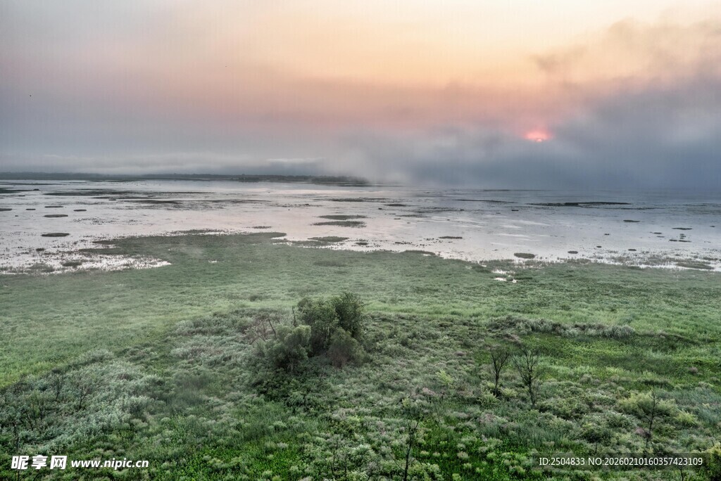 黄昏下的广袤湿地景观