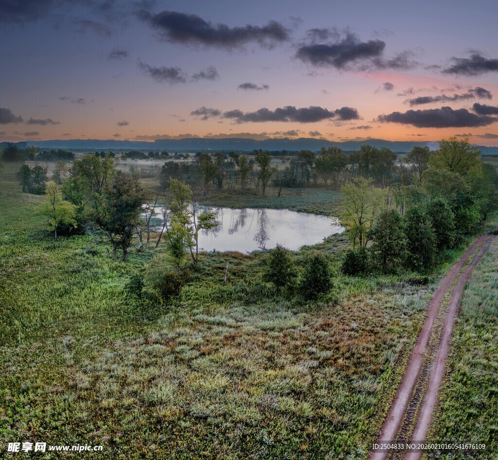黄昏下的湿地与铁轨美景