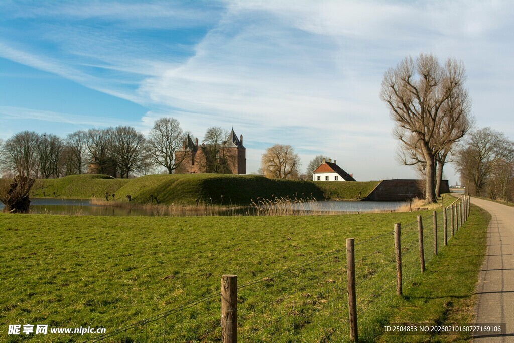 乡村田野间的宁静小路