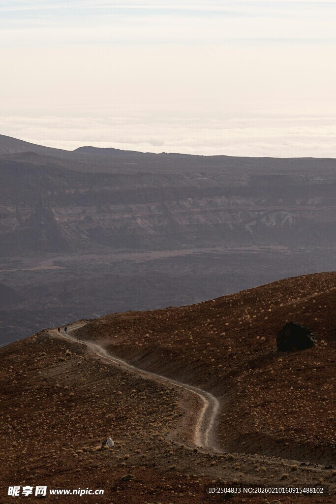 山间蜿蜒小路的静谧景致