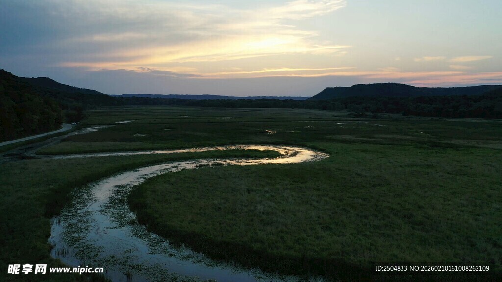 草原暮色中的蜿蜒河流