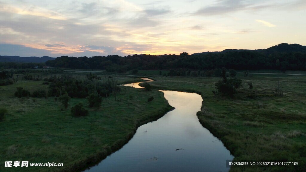 黄昏下蜿蜒流淌的美丽小河