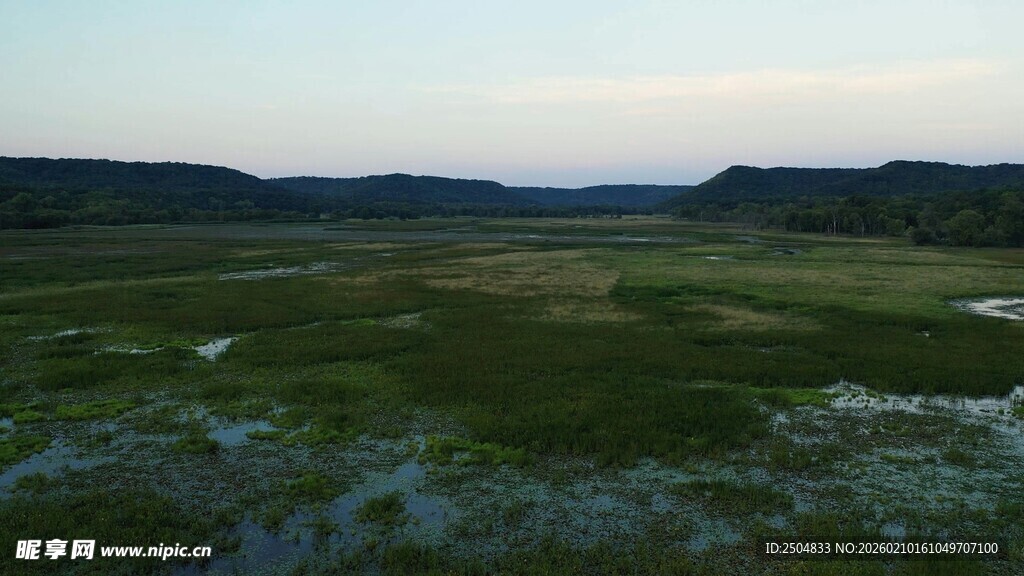 广袤原野的黄昏景致